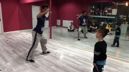 街舞教课视频,跟随专业导师,轻松掌握舞步技巧